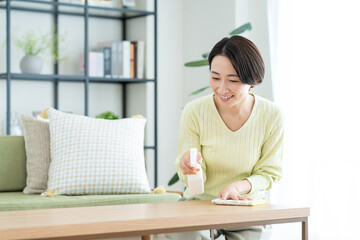 拭き掃除をするミドルの女性