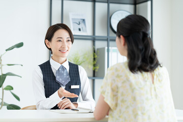 若い女性に営業するビジネスウーマン