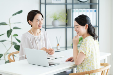 若い女性に営業するプランナー