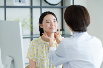診察を受ける若い女性
