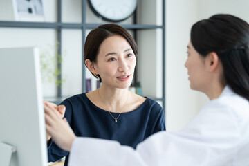 Fototapeta premium 美容外科で診察を受けるミドルの女性