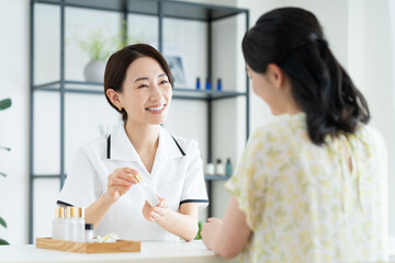 Fototapeta premium 若い女性のカウンセリングをするミドルのセラピスト