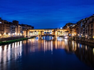 Obraz premium Nighttime View of Ponte Vecchio in Florence