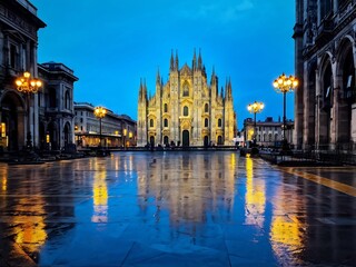 Fototapeta premium Milan Cathedral at Dusk with Reflections