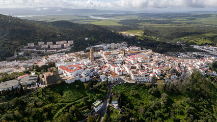 Obraz premium Vista aérea del municipio de Alcalá de los Gazules en el parque natural de los alcornocales, Andalucía