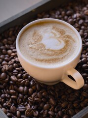 cappuccino w małej białej filiżance