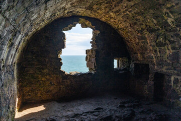 Obraz premium Dunnottar Castle rises in dramatic ruins atop a cliff overlooking the North Sea. Its breathtaking views, rich history, and rugged beauty make it one of Scotland’s most iconic and cinematic locations