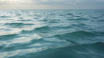 Fototapeta premium Waves of the sea beneath a cloudy sky.