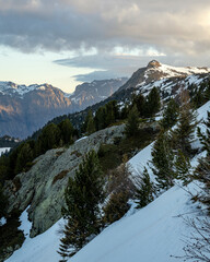 Paysage de montagne enneigée autour du Taillefer dans le massif de l'Oisans dans le département...