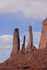 Die Felsnadeln Three Sister im Monument Valley
