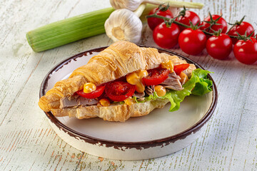 Croissant with tuna, tomato and salad