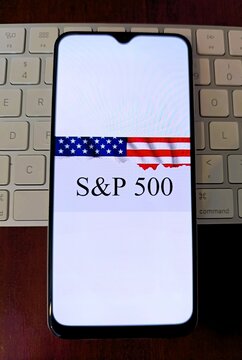 S&P 500, abrevia&ccedil;&atilde;o de Standard & Poor's 500, ou simplesmente S&P. &Iacute;ndice composto por quinhentos ativos cotados nas bolsas de NYSE ou NASDAQ, qualificados devido ao seu tamanho de mercado.