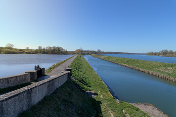 Etang réservoir de Gondrexange en Moselle sous ciel bleu