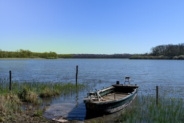 Etang réservoir de Gondrexange en Moselle sous ciel bleu