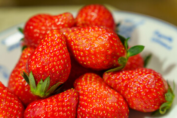 白い皿に盛ったイチゴ