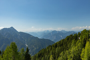 Fototapeta premium panoramica con vista su un ambiente naturale di montagna, in alta quota, nelle Alpi Italiane del Friuli Venezia Giulia, con cielo sereno, in estate