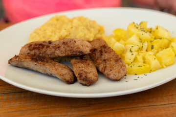 piatto tradizionale dell'Italia nord-orientale a base di salsicce, polenta e patate