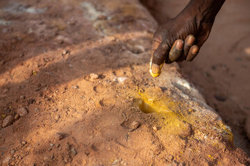 Kolorowe piaskowce nasycone minerałami na palcach czarnoskórego przewodnika. Depresja Marafa (Hell's Kitchen) okolice Malindi, Kenia, Afryka.  © Kamil_k2p