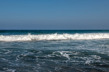 fale popołudniowego przypływu przelewające się nad rafą otaczającą lagunę, Kenia, Afryka © Kamil_k2p