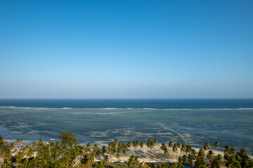 panorama na ocean indyjski u wybrzeży Kenii. Widać wyraźnie zarysowaną linie rafy koralowej tworzącej spokojną lagunę