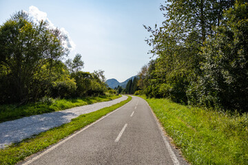 vista panoramica sulla lunga pista ciclabile Alpeadria, a fondovalle, in mezzo alle montagne, nel...