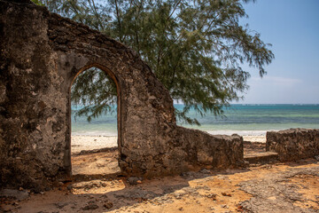 Ruiny Gedi w mieście Gede - Stanowisko archeologiczne w Kenii, obejmujące ruiny starożytnego miasta muzułmańskiego ludu Suahili z XIII&ndash;XVII wieku założonego przez bogatych Arab&oacute;w. Afryka