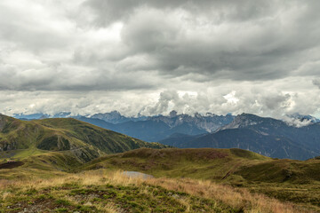 vista panoramica su un ambiente naturale di montagna tra le Alpi nel nord Italia, nella regione Friuli Venezia Giulia, di giorno, in estate, con cielo nuvoloso