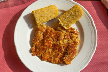 piatto tradizionale italiano del Friuli Venezia Giulia, a base di frico e fette di polenta