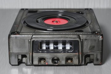 Obraz premium A close up view of a retro audio cassette player