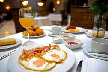 Desayuno en una mesa con mantel blanco