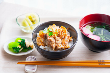 豚とじ丼とお吸い物