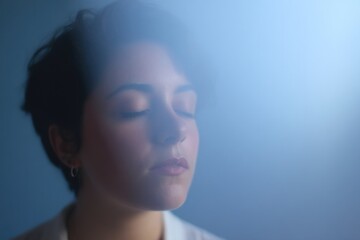 Obraz premium person engaged in singing with their eyes closed surrounded by subtly blurred backdrop
