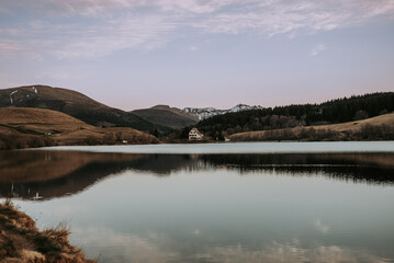 Le lac de guery au coucher de soleil en Auvergne massif Central