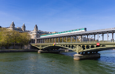 Fototapeta premium Le métro de Paris circule sur le pont de Bir-Hakeim, sur la ligne 6, dans un format horizontal. En dessous, la Seine.