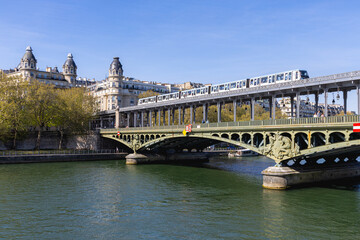 Le pont de Bir-Hakeim accueille le métro parisien de la ligne 6 sur cette image horizontale. En dessous, la Seine.