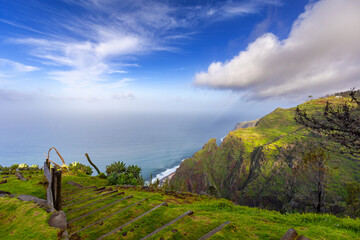 Egzotyczny krajobraz morski z wybrzeżem nad Oceanem Atlantyckim na portugalskiej wyspie Madera (Miradouro dos Prazeres), podróż po Europie, tło lub tapeta do projektu © anettastar