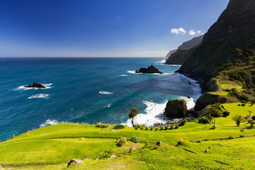 Krajobraz morski z wybrzeżem nad Oceanem Atlantyckim na portugalskiej wyspie Madera (Miradouro de São Cristovão), podróż po Europie, tło lub tapeta do projektu © anettastar
