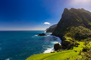 Krajobraz morski z wybrzeżem nad Oceanem Atlantyckim na portugalskiej wyspie Madera (Miradouro de São Cristovão), podróż po Europie, tło lub tapeta do projektu © anettastar