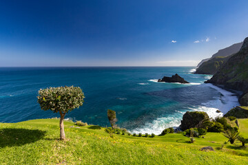 Krajobraz morski z wybrzeżem nad Oceanem Atlantyckim na portugalskiej wyspie Madera (Miradouro de São Cristovão), podróż po Europie, tło lub tapeta do projektu © anettastar
