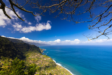 Egzotyczny krajobraz morski z wybrzeżem nad Oceanem Atlantyckim na portugalskiej wyspie Madera (Miradouro dos Prazeres), podróż po Europie, tło lub tapeta do projektu © anettastar