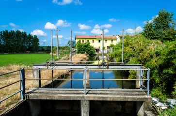 La chiusa di un canale dalle parti di Garlasco lungo la Via Francigena