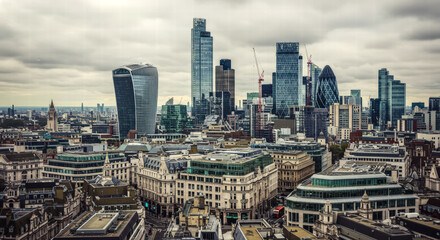Obraz premium Downtown London pulses with financial energy, its skyline marked by iconic skyscrapers and architectural precision.