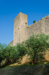 Dettaglio delle mura di Monteriggioni, borgo fortificato in Toscana lungo la Via Francigena