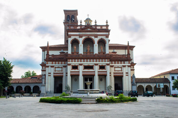 La facciata del Santuario della Madonna delle Bozzole vicino al paese di Garlasco in provincia di Pavia in una giornata estiva con il cielo nuvoloso