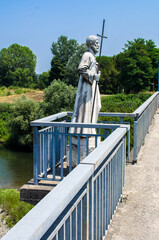 Fototapeta premium Una delle statue del ponte di Sant’Ansano che conduce a Lucca lungo la Via Francigena