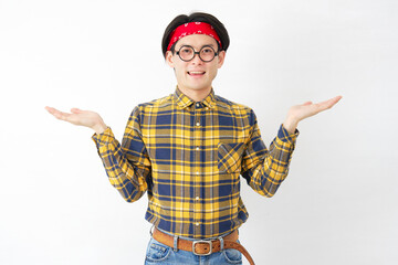 アキバ系の男性　左右を手のひらで指す　白背景