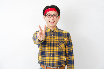 アキバ系の男性　ピースサイン　白背景