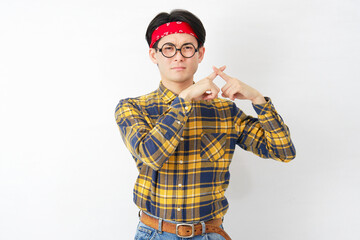 アキバ系の男性　指でばつ印のジェスチャー　白背景
