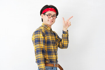 アキバ系の男性　チェックサイン　白背景