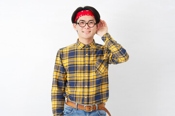 アキバ系の男性　耳に手を当てて聴く　白背景
